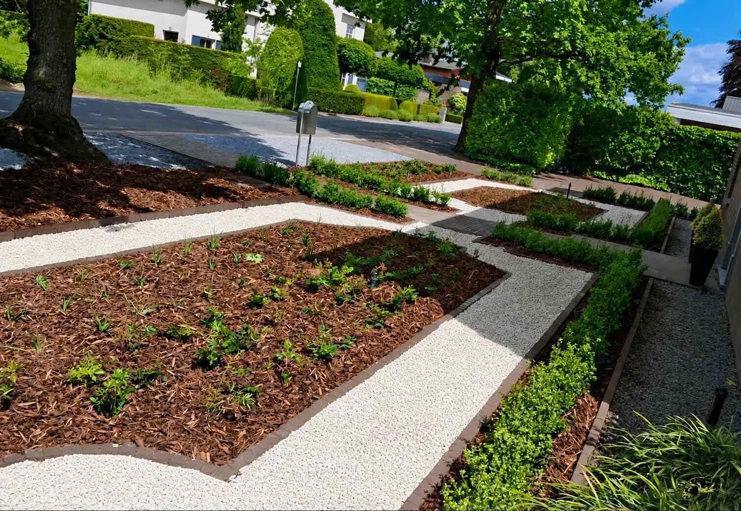 Voortuin in Lommel — volledig opnieuw aangelegd door van Oijen